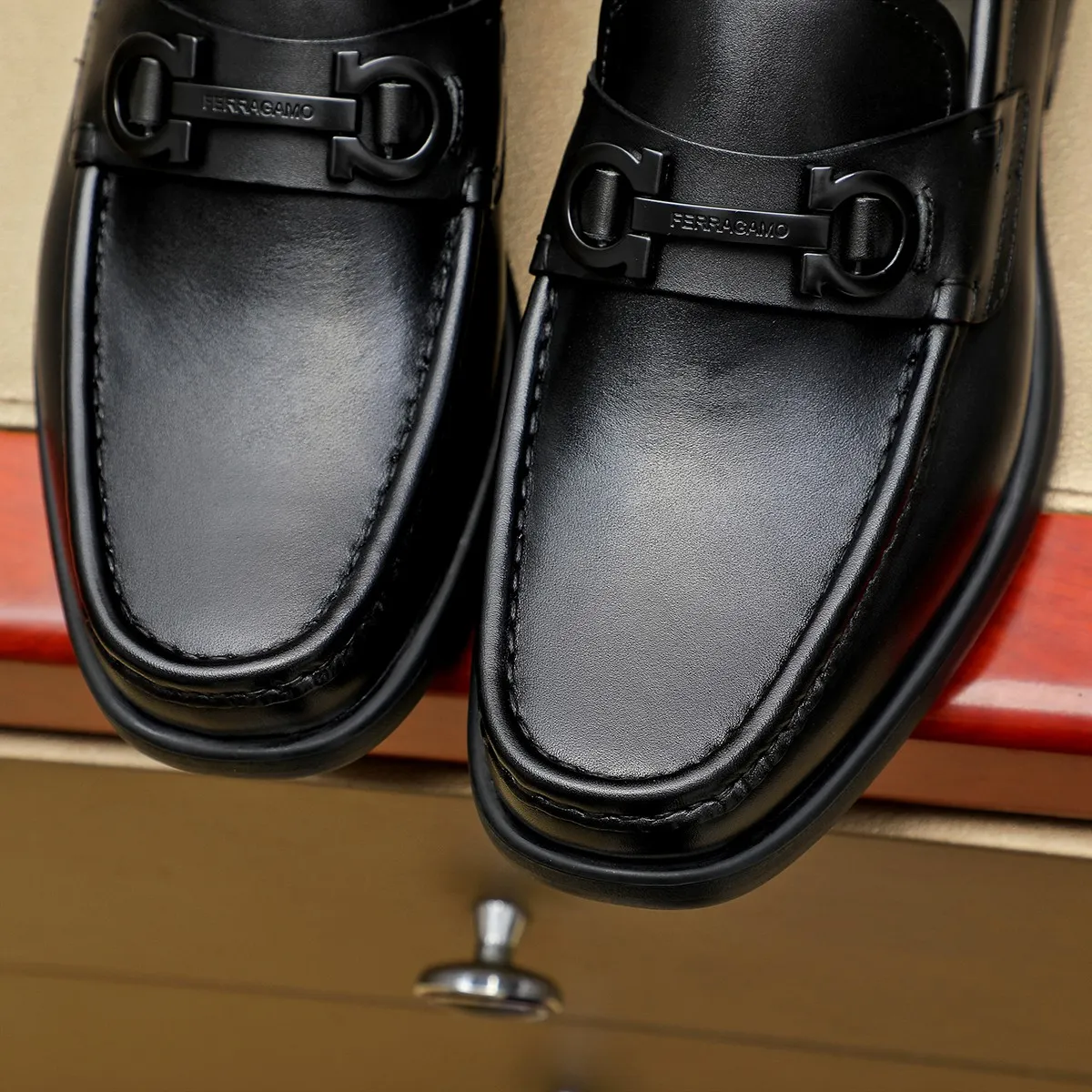 Factory price 440 🔥Ferragamo new leather shoes🇨🇳Official website original 1:1 mold, original quality💯Fine workmanship, high-end luxury☘The upper is made of imported Italian first-layer cowhide🌴Water-dyed🐂Leather lining🍓Rubber wear-resistant and non-slip outsole, breathable and comfortable to wear🍍The first choice for high-grade men🍉, black, size 38-45...